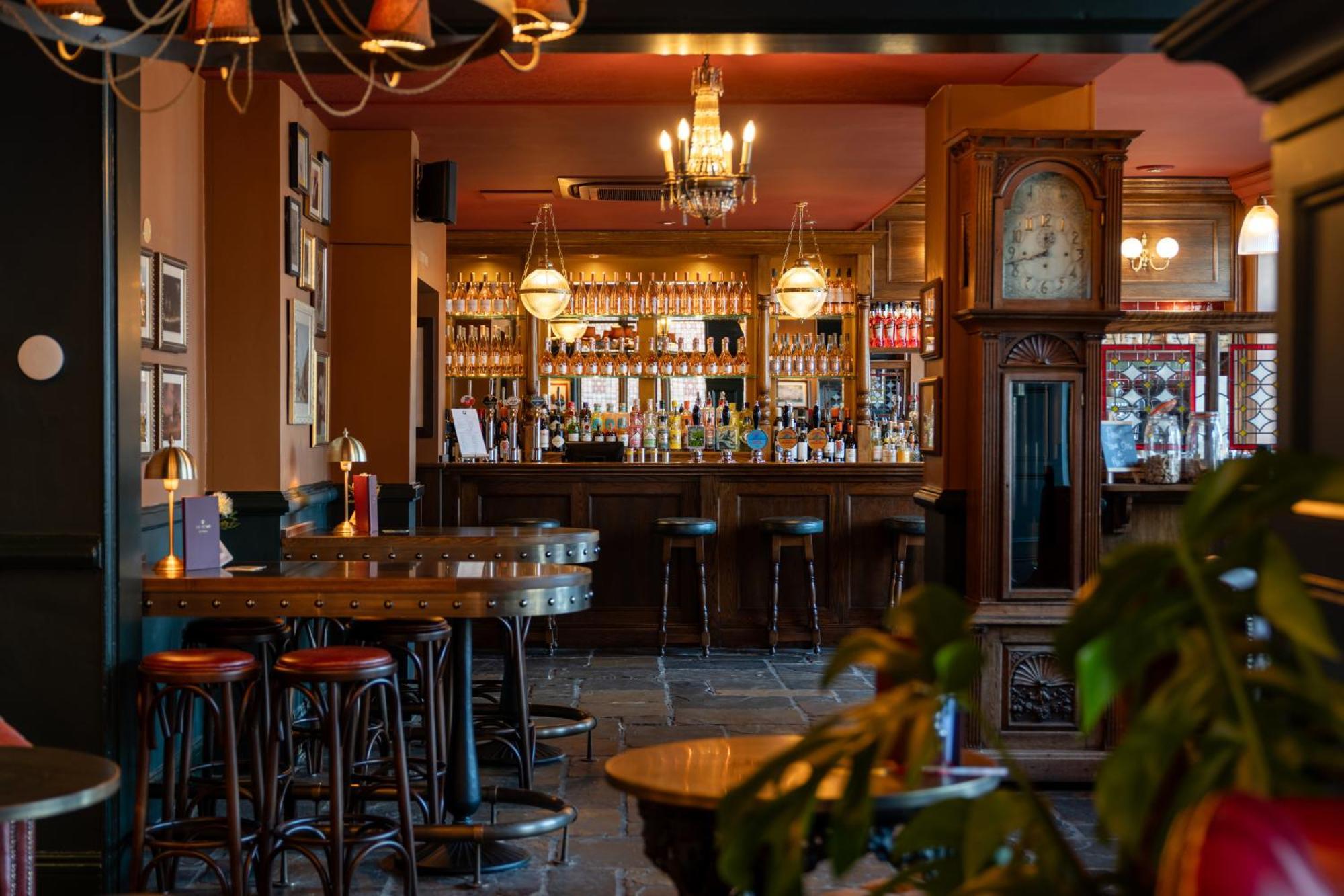 Crown Hotel Chertsey Extérieur photo