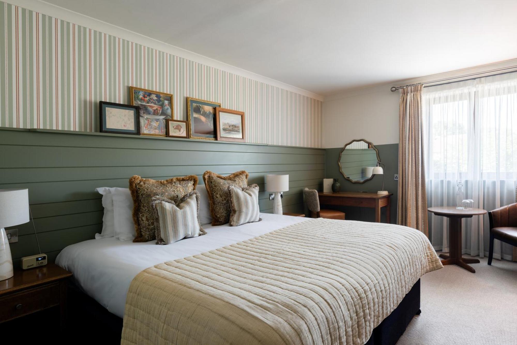 Crown Hotel Chertsey Extérieur photo
