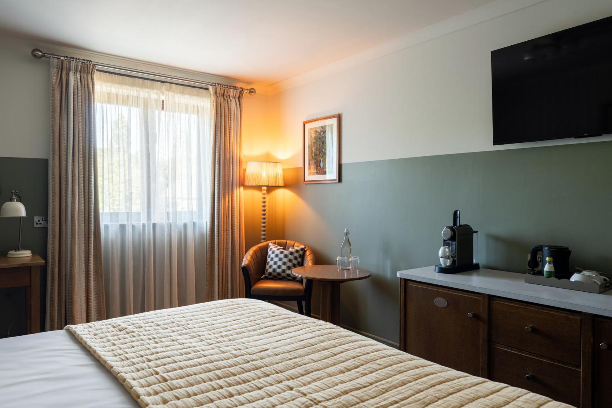 Crown Hotel Chertsey Extérieur photo