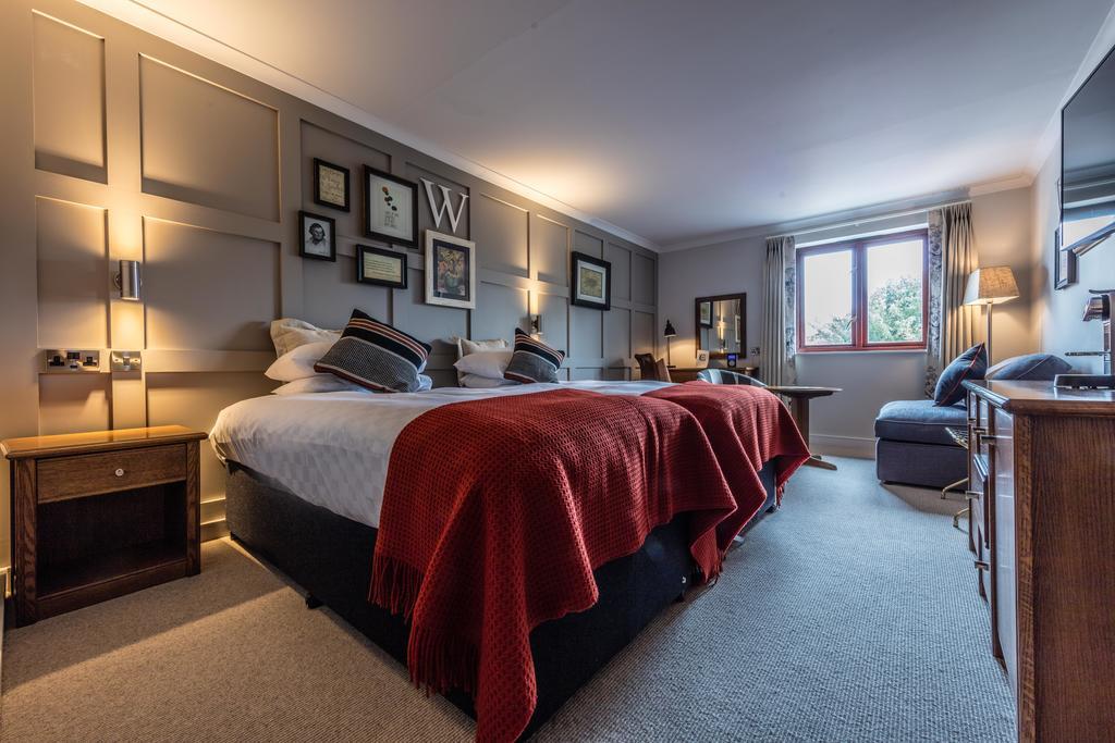 Crown Hotel Chertsey Extérieur photo