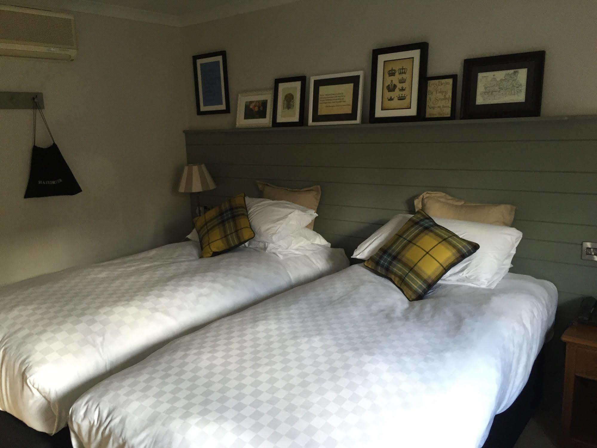 Crown Hotel Chertsey Extérieur photo