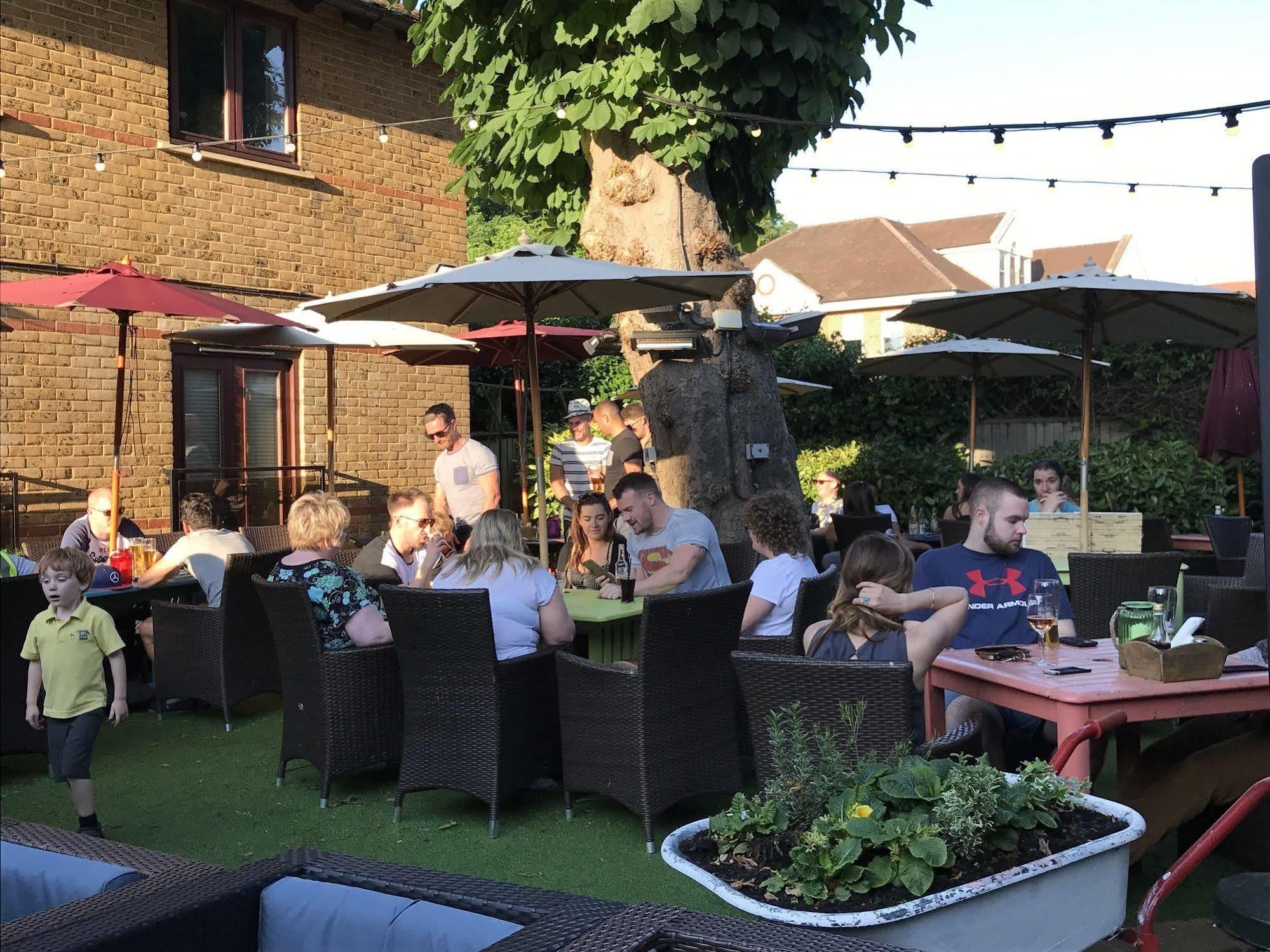 Crown Hotel Chertsey Extérieur photo