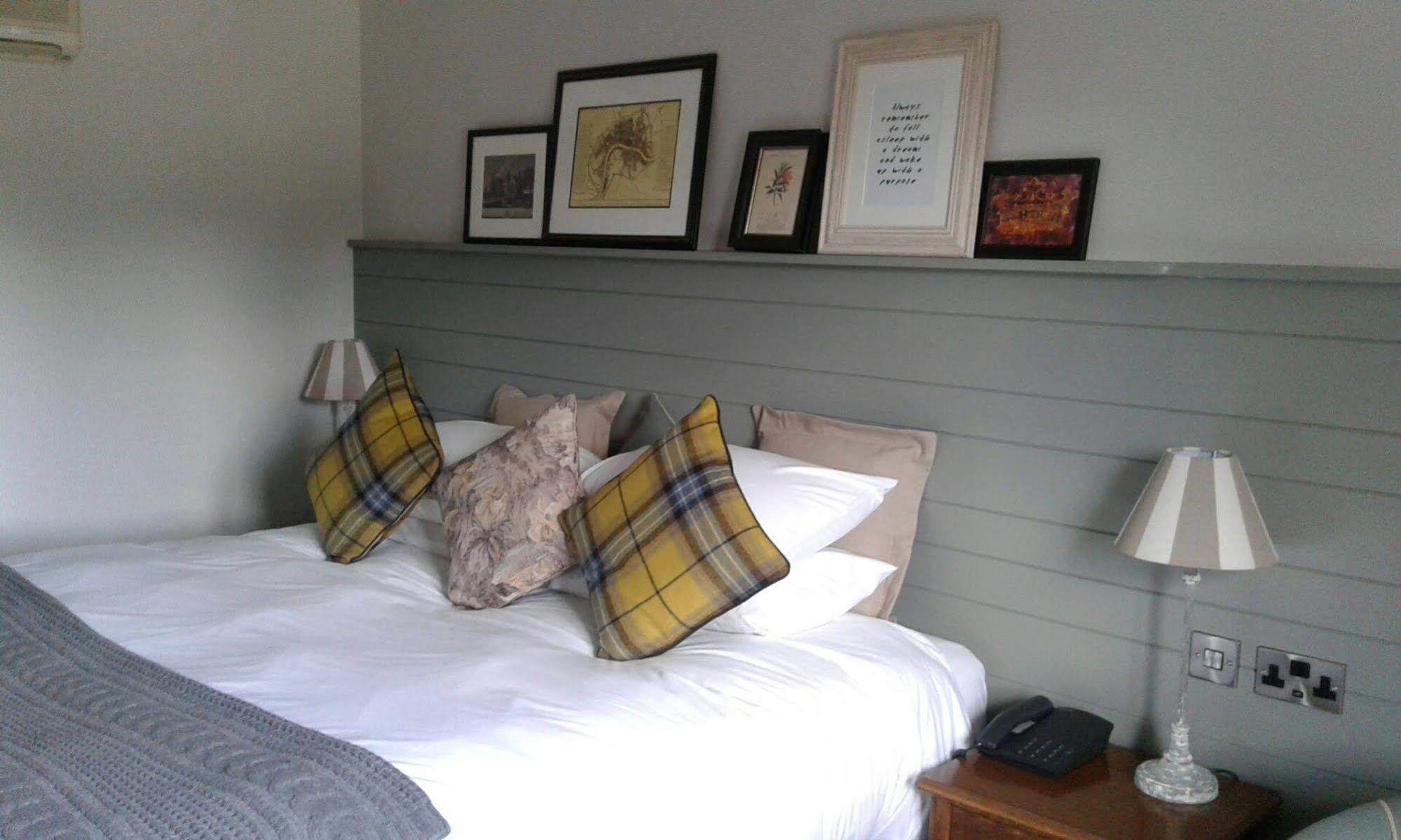 Crown Hotel Chertsey Extérieur photo