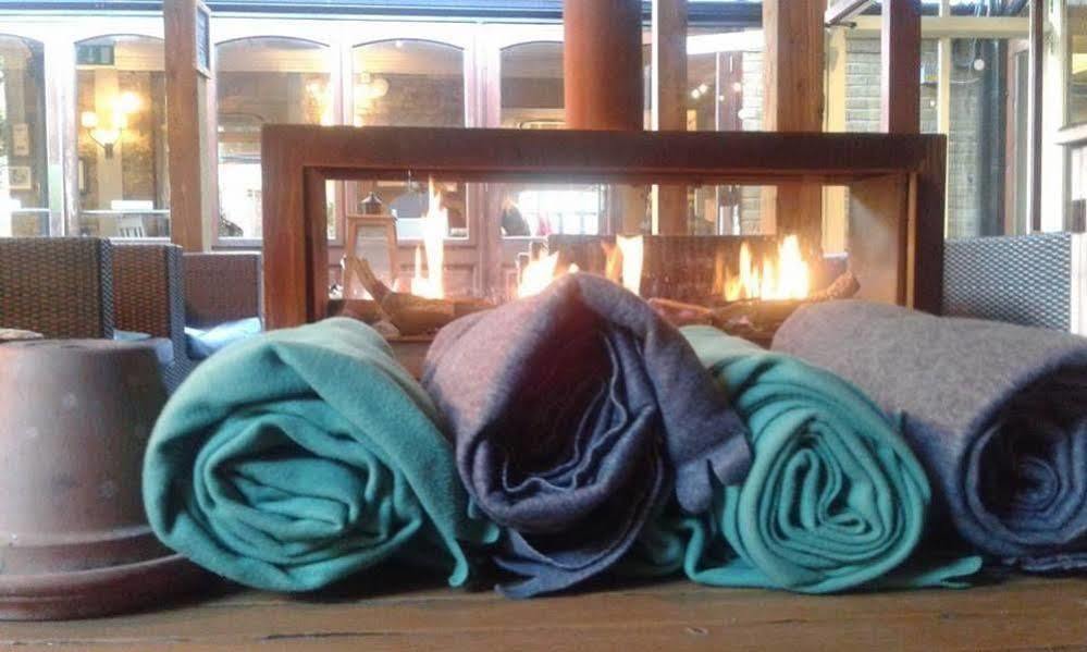 Crown Hotel Chertsey Extérieur photo