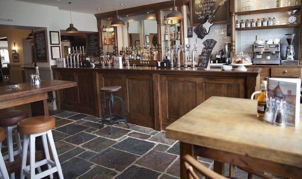 Crown Hotel Chertsey Extérieur photo