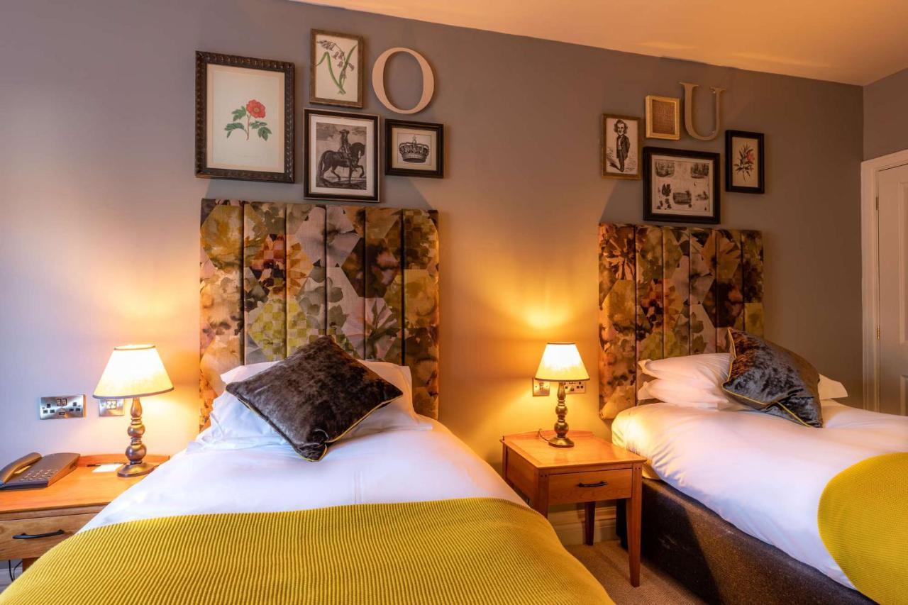 Crown Hotel Chertsey Extérieur photo